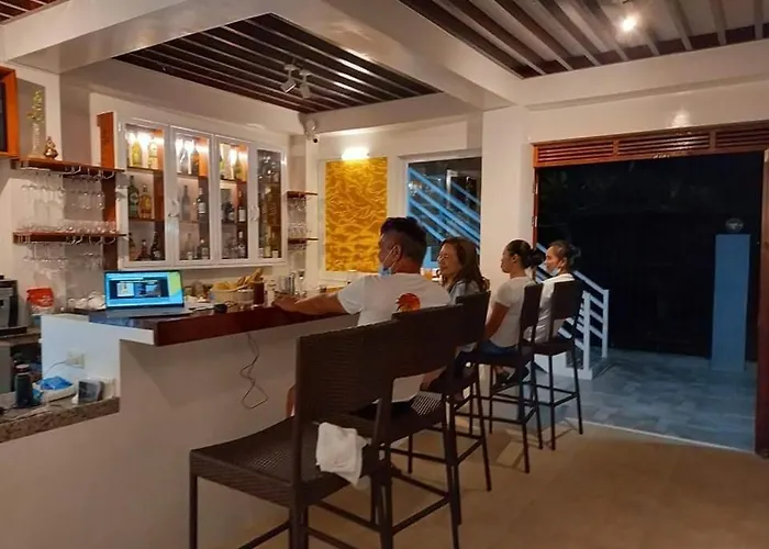 Maykenn Beach-cafe Bar And Restaurant 3* 산타 페