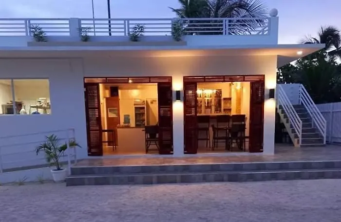 Maykenn Beach-cafe Bar And Restaurant 게스트하우스 산타 페